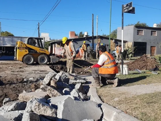 Operarios municipales colocan nuevo hormigón en Av. Jujuy al 400