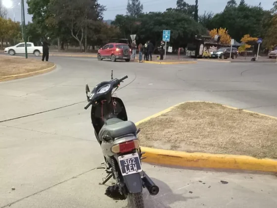 Fuerte choque en la rotonda de la UNSa