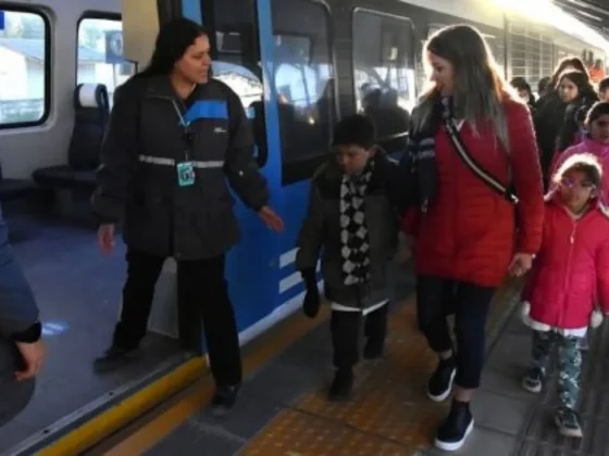 Alumnos salteños aprenden sobre seguridad y funcionamiento del tren urbano