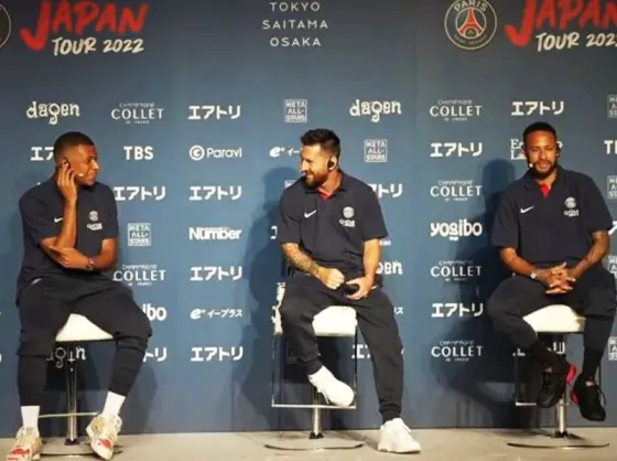 Messi le hizo de traductor a Neymar en Japón:el cómico momento de la presentación de los astros del PSG en Tokio