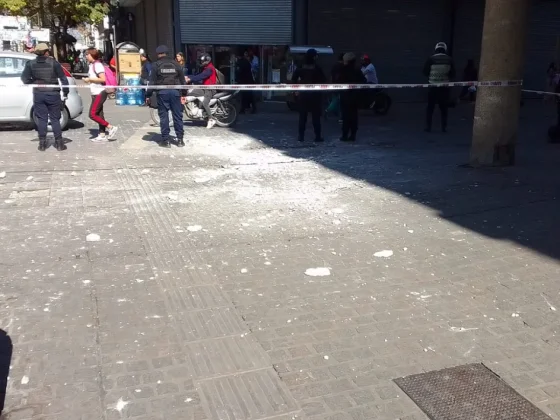 UN PELIGRO: se desprendió parte de la mampostería de un hotel en pleno centro salteño
