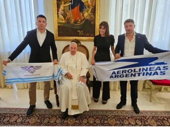 En medio del tratamiento de la Ley Bases, el Papa Francisco se mostró con una bandera de Aerolíneas Argentinas