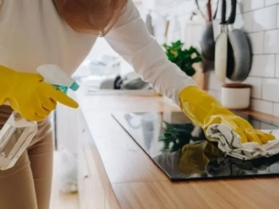 Cómo eliminar la grasa de tus muebles de cocina con solo 1 ingrediente