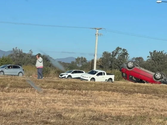 Tremendo vuelco en la circunvalación oeste que dejó como resultado una persona lesionada