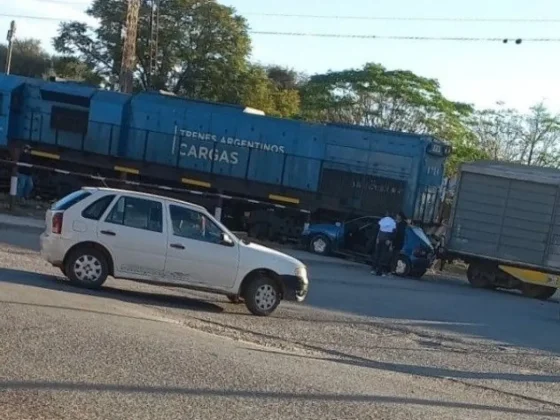 GRAL. GÜEMES: Auto se estrelló contra un tren de carga