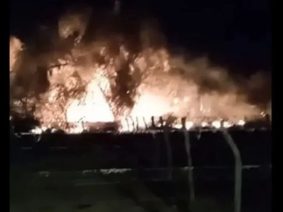 Tras el viento zonda, se desató un gran incendio en el acceso a la ciudad de Cafayate