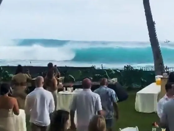 Impresionante: una ola gigante barrió un casamiento en Hawaii