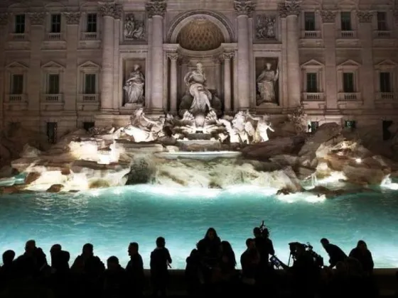 Un hombre se zambulló en la Fontana di Trevi, fue multado y sacado a la fuerza: dos horas más tarde se metió de nuevo