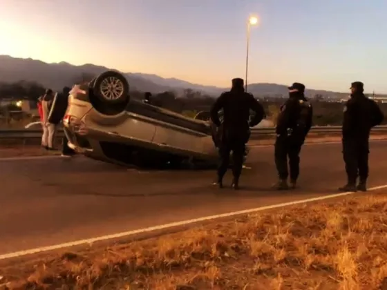 Impresionante vuelco de un auto en la Circunvalación Oeste