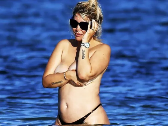 Wanda Nara se animó a sacarse fotos sin corpiño en la playa de Ibiza