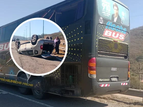 Vuelco en la Ruta 9: mordió la banquina, chocó con un colectivo y terminó ruedas para arriba