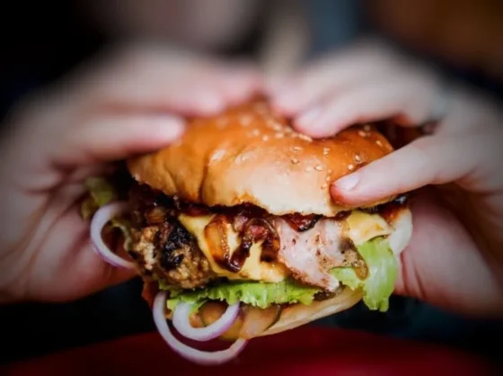 Córdoba: Jovencita murió al atragantarse comiendo una hamburguesa