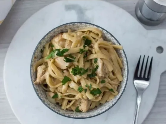 Pasta Alfredo con pollo, lista en 10 minutos