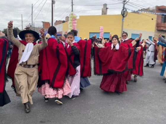 Gran cantidad de vecinos disfrutaron del desfile patrio en Avda. Independencia