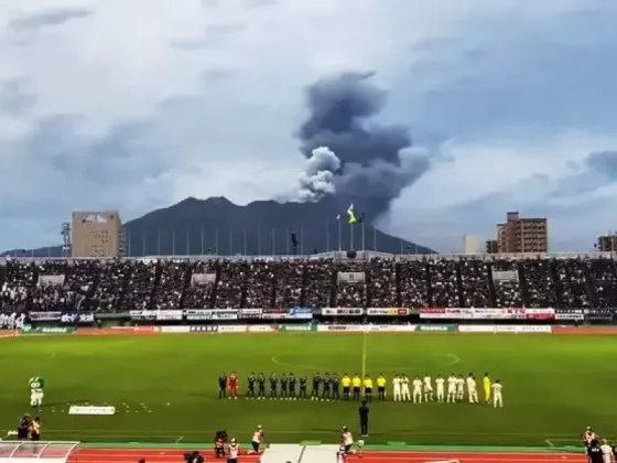 Volcán hace erupción en pleno partido de futbol