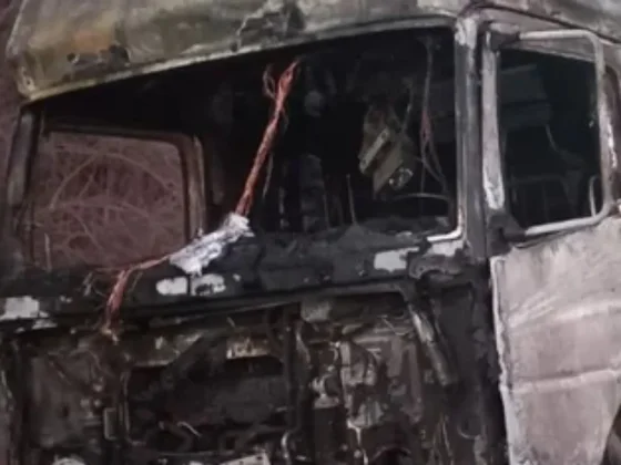 TERRIBLE choque entre un camión y una camioneta: hay un muerto