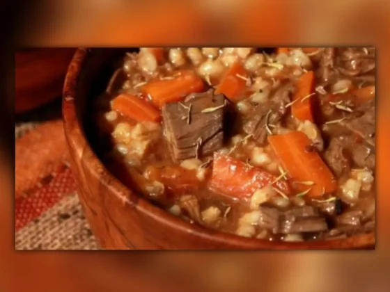 Guiso de maíz, legumbres y carne de cerdo