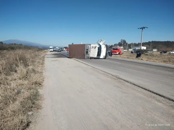 TERRIBLE: un camión lleno de carne volcó en RN 9