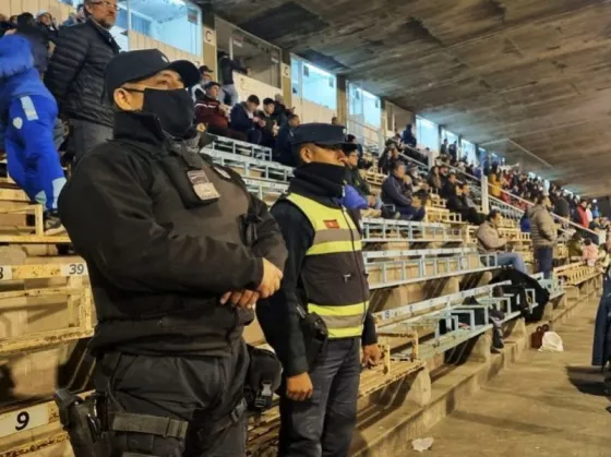 Durante los dos partidos de ayer, 15 personas fueron detenidos por diferentes delitos y contravenciones