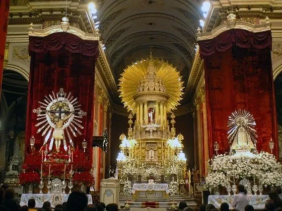 Entronizaron las imágenes del Señor y la Virgen del Milagro