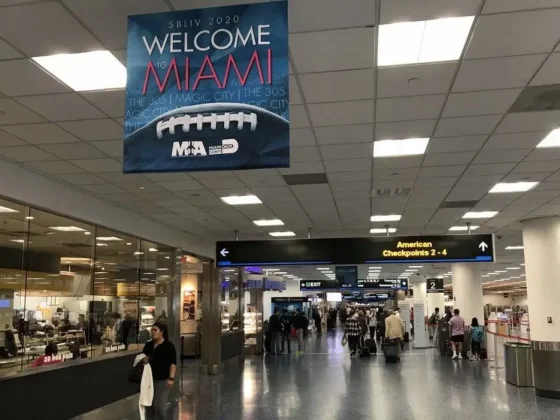 Un hombre apuñaló a una mujer en el aeropuerto y evacuaron a cientos de pasajeros