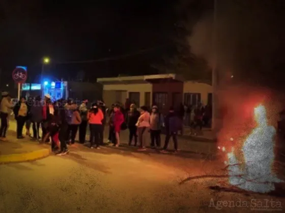 Vecinos realizan un corte y exigen la liberación de los detenidos por la toma