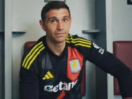 El crossover menos pensado: Dibu Martínez y Ozzy Osbourne presentaron la nueva camiseta de Aston Villa
