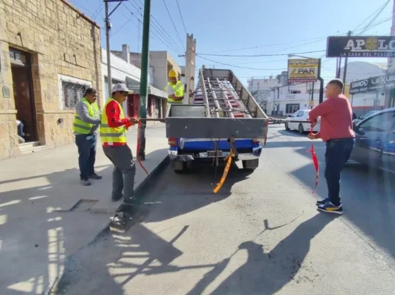 Se retiró un cartel en desuso en la Av. San Martín 1600