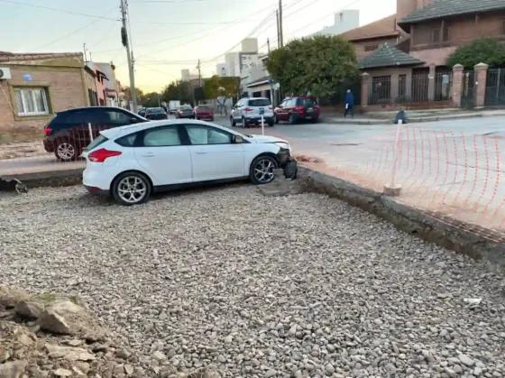 Se tragó una obra de bacheo y destruyó el auto
