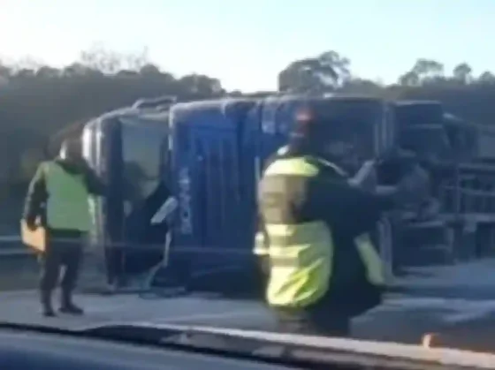 Volcó un camión y un polvo blanco cubrió una ruta salteña