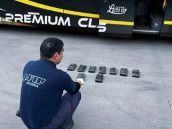 Descubren más de 10 kilos de cocaína escondidos en el baño de un colectivo de larga distancia en Salvador Mazza