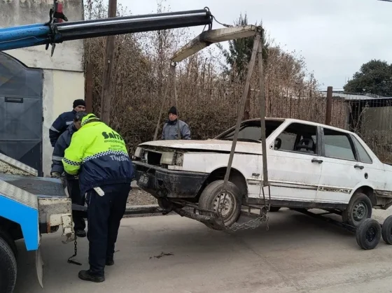 Levantamiento de vehículos: retiraron un auto abandonado en Santa Ana I