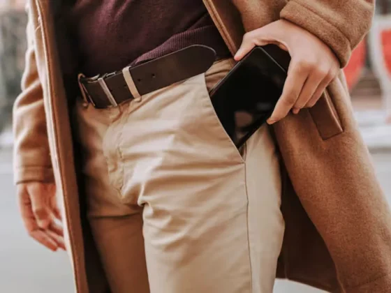 En qué bolsillo del pantalón se tiene que guardar el celular, según los expertos