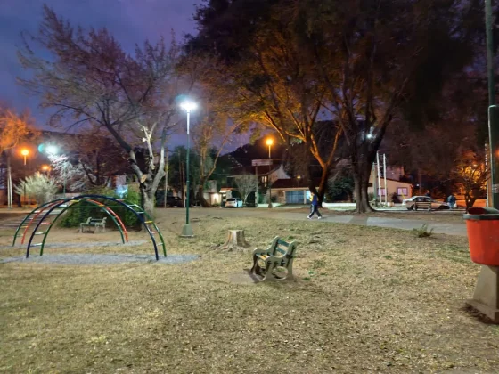 Se iluminó la plaza Alfonsina Storni de Tres Cerritos