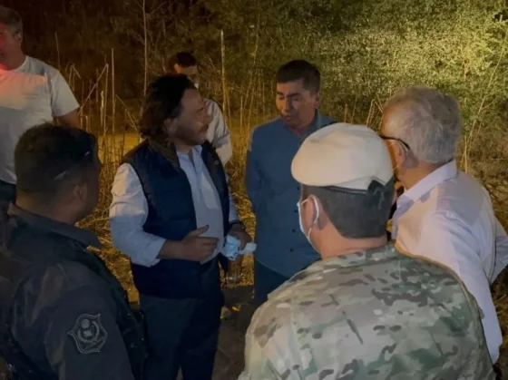 El gobernador recorrió esta madrugada zonas afectadas por los incendios
