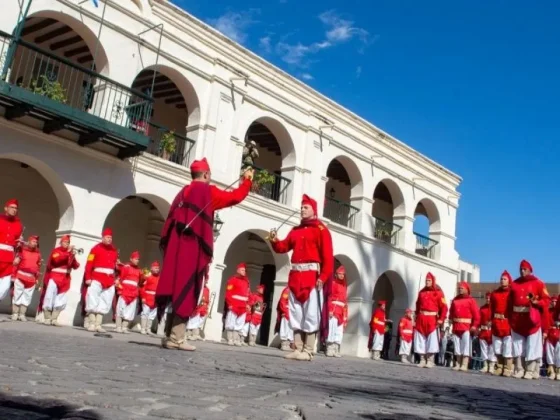 El ministro Luis Petri junto al vicegobernador Marocco participaron del relevo de guardia en el Cabildo