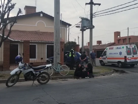 Un auto se estrelló contra una casa luego de colisionar con otro vehículo