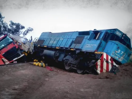 Camión chocó con el tren Belgrano Cargas y causo un desastre