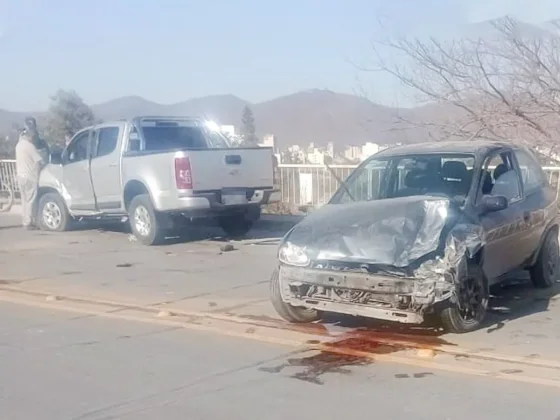 Brutal choque en Salta: tres vehículos involucrados, uno cayó de un puente