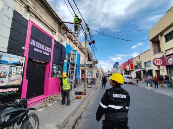 Retiraron un cartel comercial en mal estado de calle Ituzaingó al 400