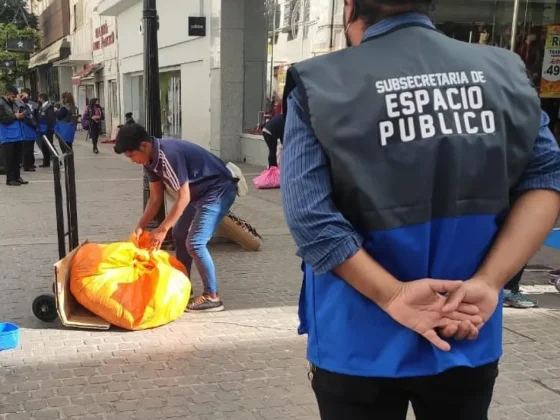 BRUTAL: un vendedor con libertad condicional agredió brutalmente a inspectores