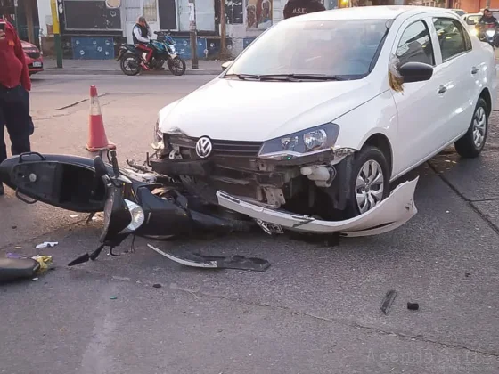 Fuerte siniestro vial en la esquina del Vea de la Esteco
