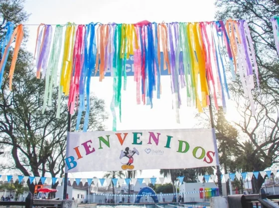 Gran cantidad de chicos festejaron el Día de las Infancias en el natatorio Perón