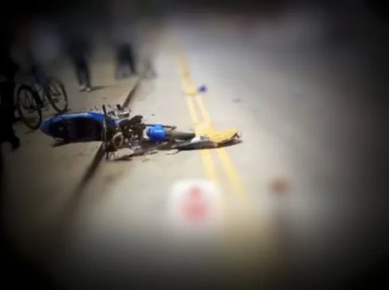 Buscan a familiares de joven que sufrió un terrible accidente de moto