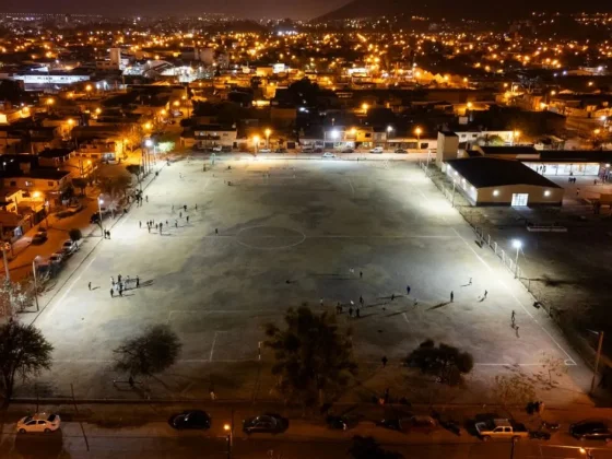 Colocaron nuevas luminarias en la canchita del barrio Municipal