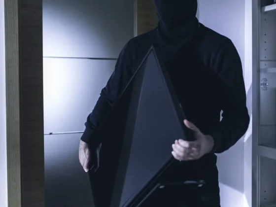 Sorprenden a salteño que se estaba robando un televisor