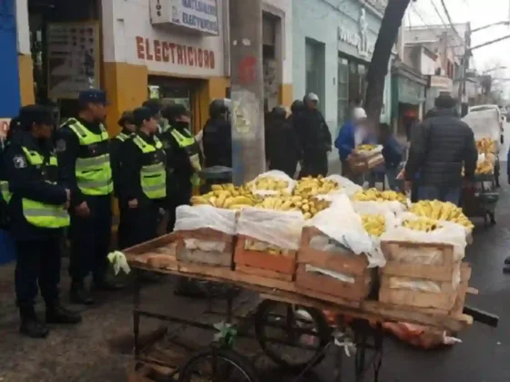 Dos heridos tras un enfrentamiento a machetazos entre fruteros en pleno centro