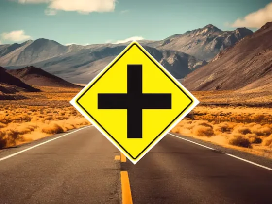 Qué significa la señal de tránsito con una cruz en el medio y un fondo amarillo
