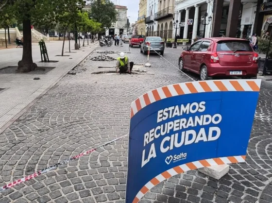 Ejecutan arreglo de calzada en inmediaciones de la plaza 9 de Julio