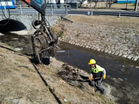 Retiran sedimentos acumulados en el canal Constitución